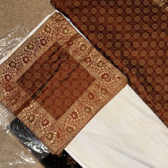 Brown silk bedsheet with 6 pillow covers - Picture 3 of 4